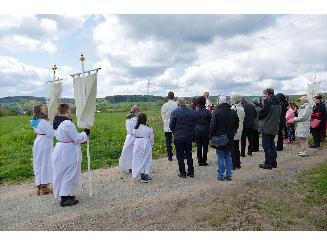 Bittprozession an der Weingartenkapelle (Foto: Karl-Franz Thiede)